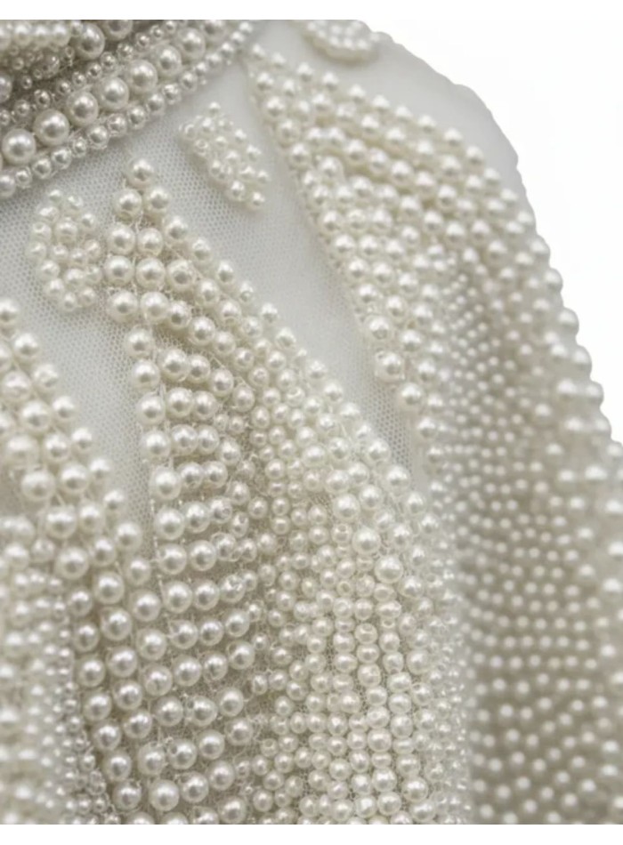 Collier blanc orné de perles et de motifs...