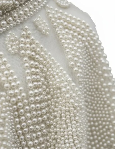Cuello joya blanco con perlas y diseño estructurado para madrinas