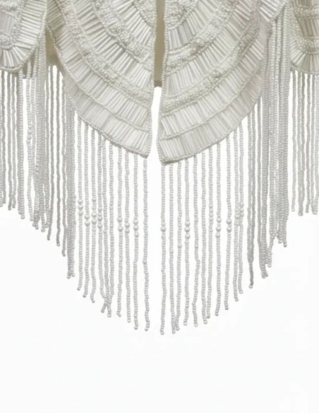 Capa de novia con bordado de cuentas en líneas delicadas como complementos