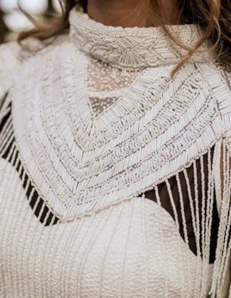 Capa de novia con bordado de cuentas en líneas delicadas para bodas