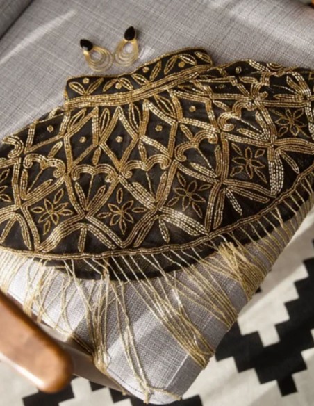 Cape ornée de bijoux, de broderies géométriques et d'un drapé fluide