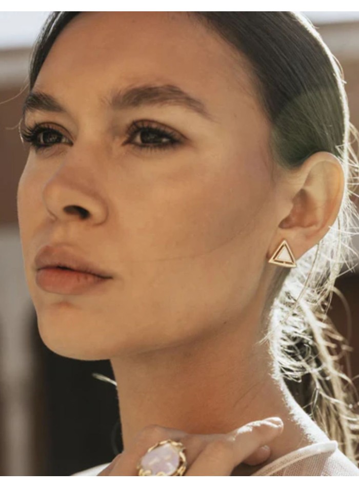 Pendientes dorados con diseño de triángulo