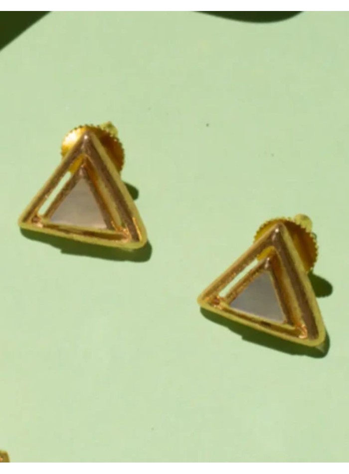 Pendientes dorados con diseño de triángulo