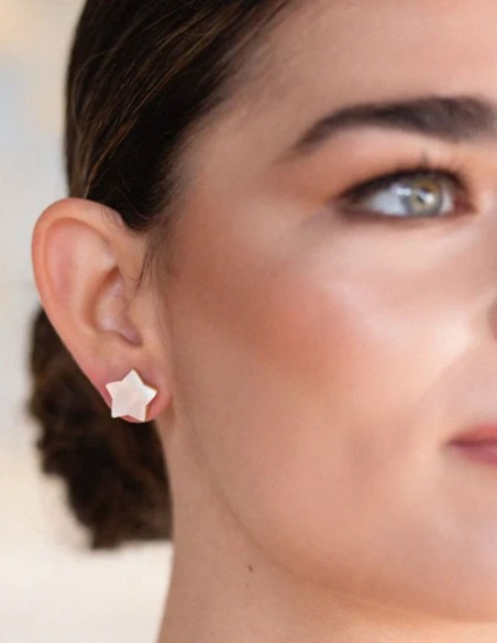 Pendientes pequeños de estrellas de nácar