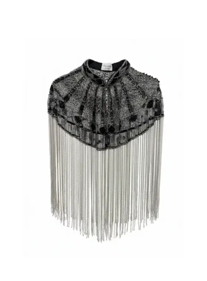 Capa joya con bordado de lentejuelas y diseño geométrico con flecos