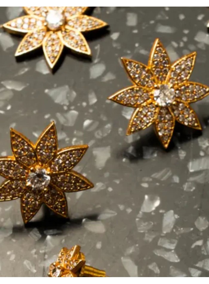 Pendientes grandes con forma de flor y circonitas