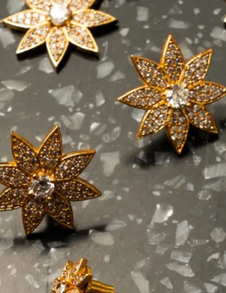 Pendientes grandes con forma de flor y circonitas