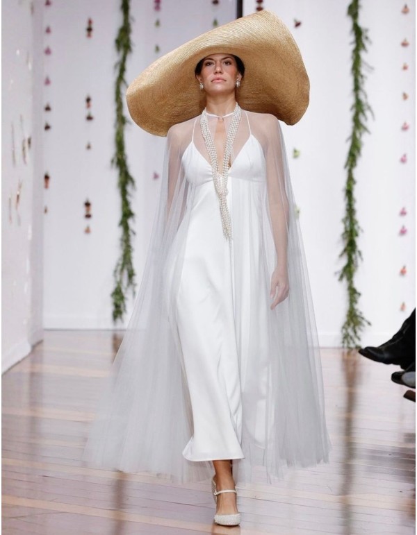 Long bridal cape in white tulle with opening