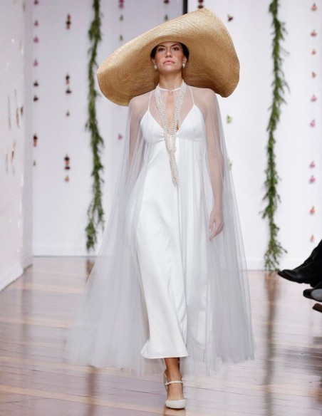 Long bridal cape in white tulle with opening