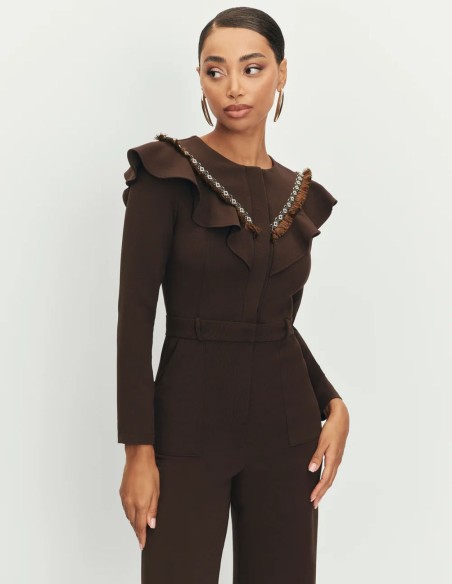 Mono entallado con detalles de pasamanería y flecos marron