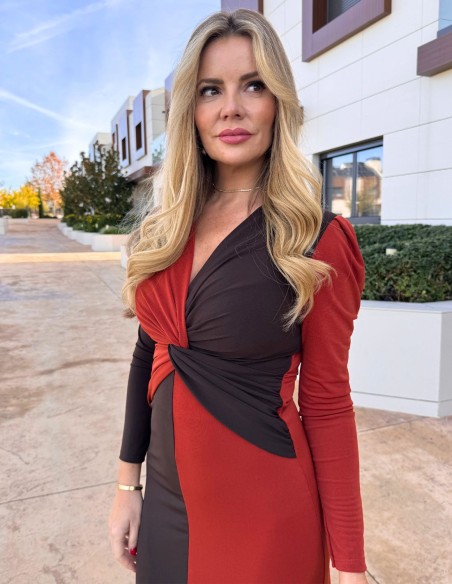 Vestido midi bicolor marrón y teja con detalle de nudo en el escote