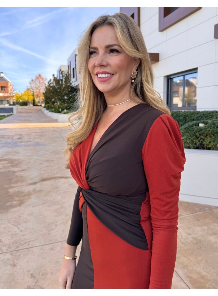 Vestido midi bicolor marrón y teja con detalle de nudo en el escote