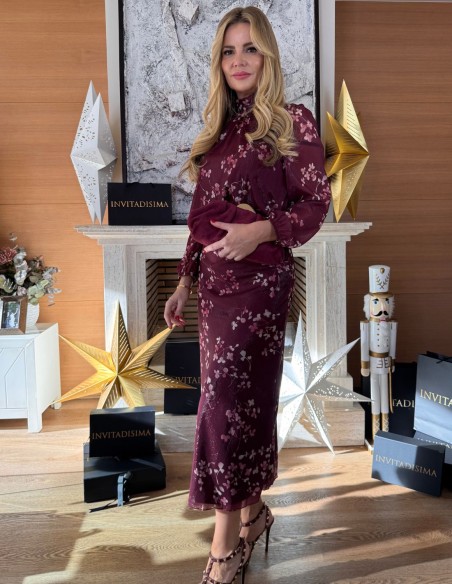 Conjunto de dos piezas con estampado floral de color granate con brillo