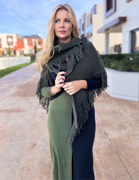 Poncho con flecos para invitada verde cacería