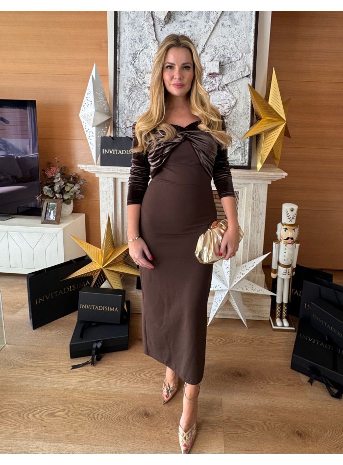 Vestido midi de invitada con escote bardot en terciopelo marrón