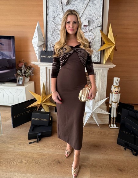 Robe midi en velours marron avec encolure bardot pour une robe d'invité