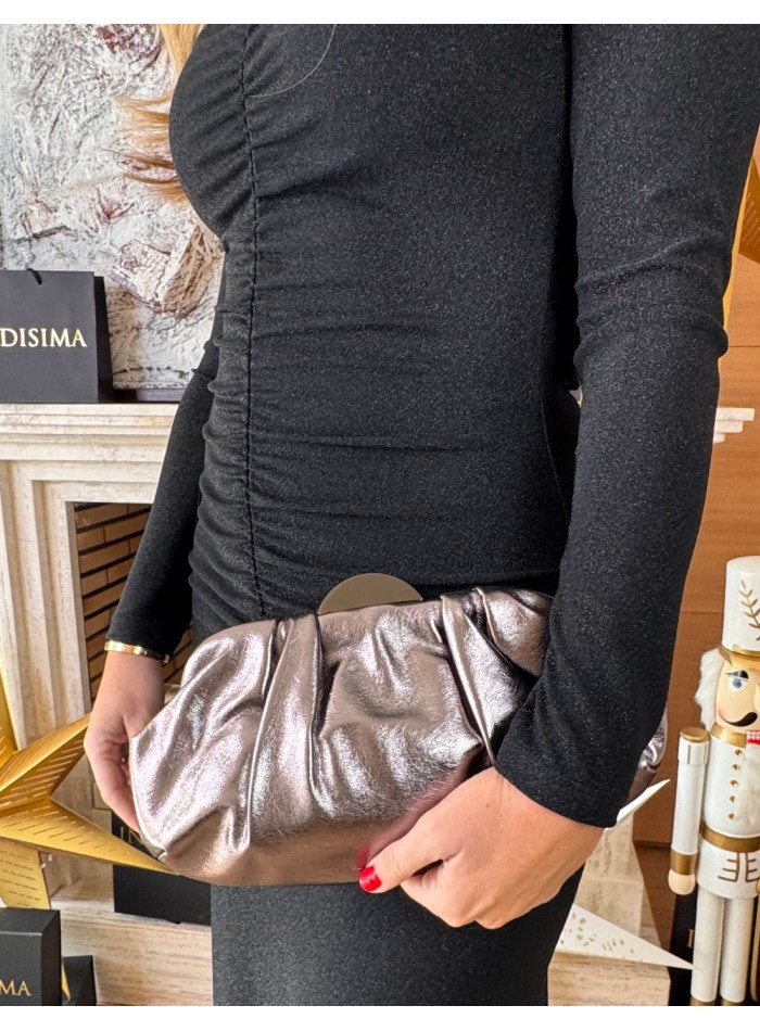 Bolso de mano para invitada metalizado en bronce