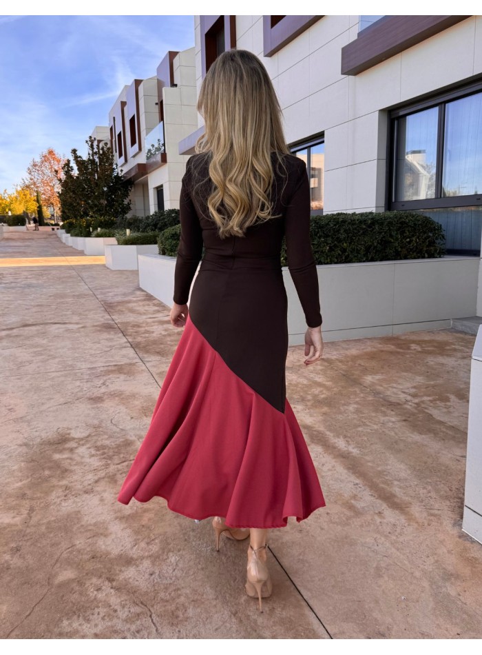 Vestido midi marrón bicolor con bajo de volante