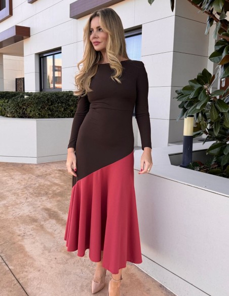 Vestido midi marrón bicolor con bajo de volante elegante