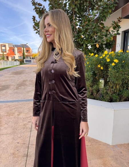 Kimono de terciopelo con detalle de botones marrón elegante