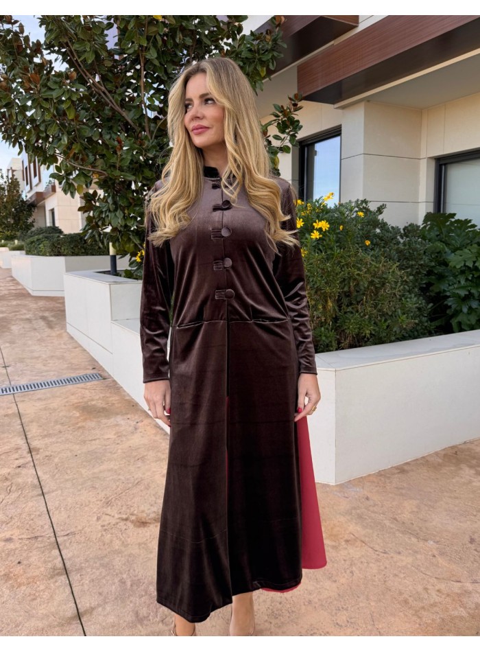 Kimono de terciopelo con detalle de botones marrón para eventos