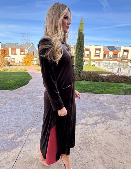 Kimono de terciopelo con detalle de botones marrón