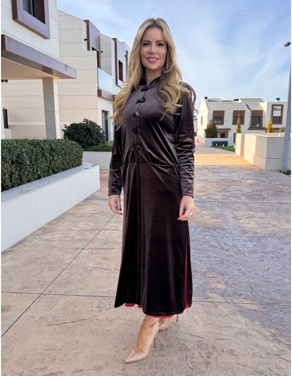 Kimono de terciopelo con detalle de botones marrón para invitada 2