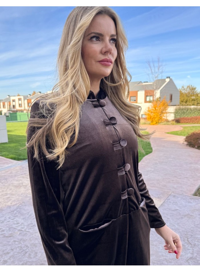 Kimono de terciopelo con detalle de botones marrón