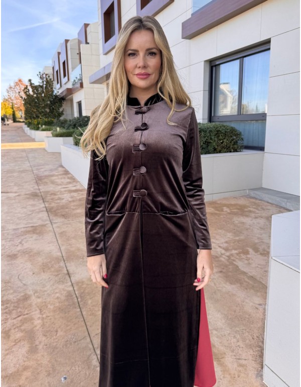 Kimono de terciopelo con detalle de botones marrón para invitada
