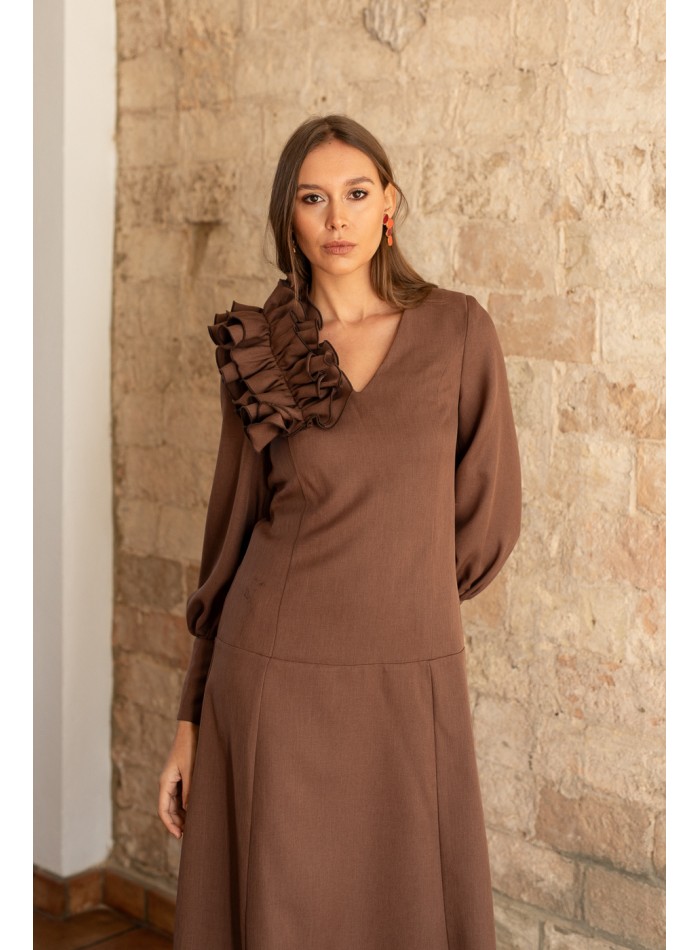Vestido midi con volante marrón y manga larga abullonada para bodas de invierno