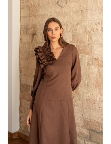 Midi dress with brown ruffle and long puffed sleeves