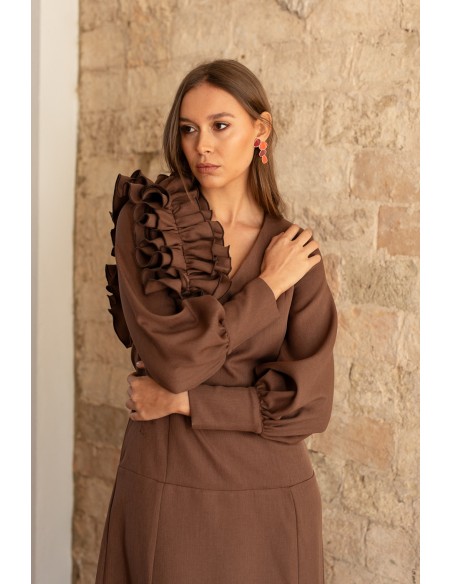 Vestido midi con volante marrón y manga larga abullonada para bodas de otoño