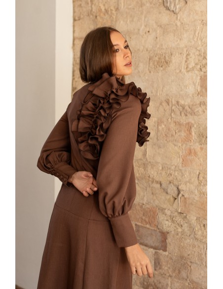 Midi dress with brown ruffle and long puffed sleeves
