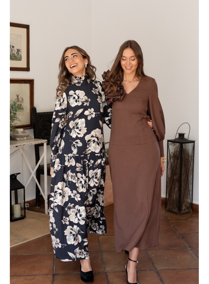 Vestido midi con volante marrón y manga larga abullonada para ocasiones de invierno