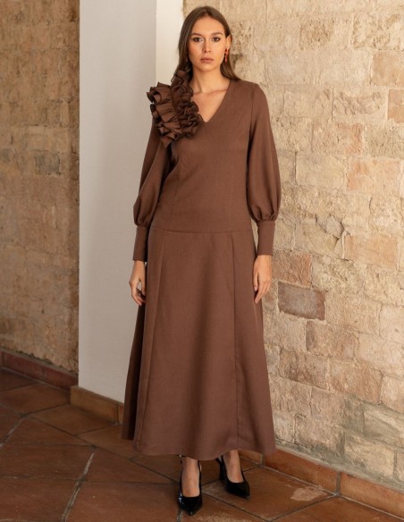 Vestido midi con volante marrón y manga larga abullonada
