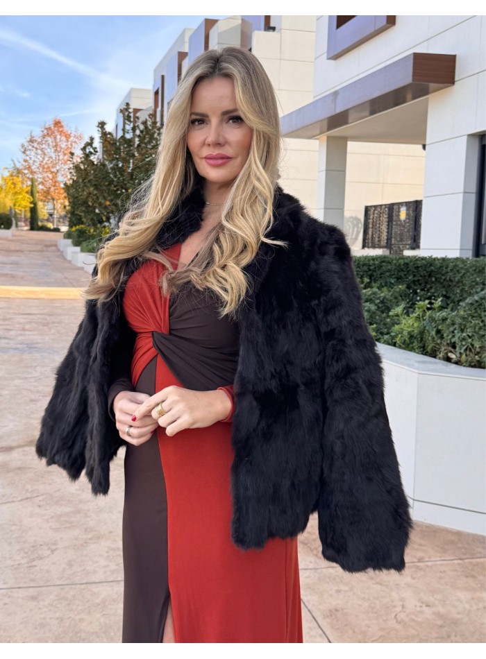 Chaqueta de pelo de conejo color marrón para invitada