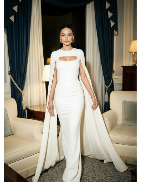 Longue robe blanche avec taille coupée et cape incluse