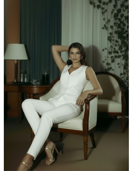 White pants with high waist and side pockets