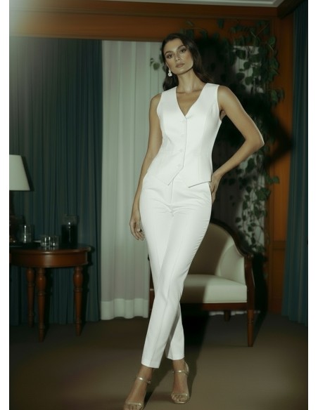 White pants with high waist and side pockets