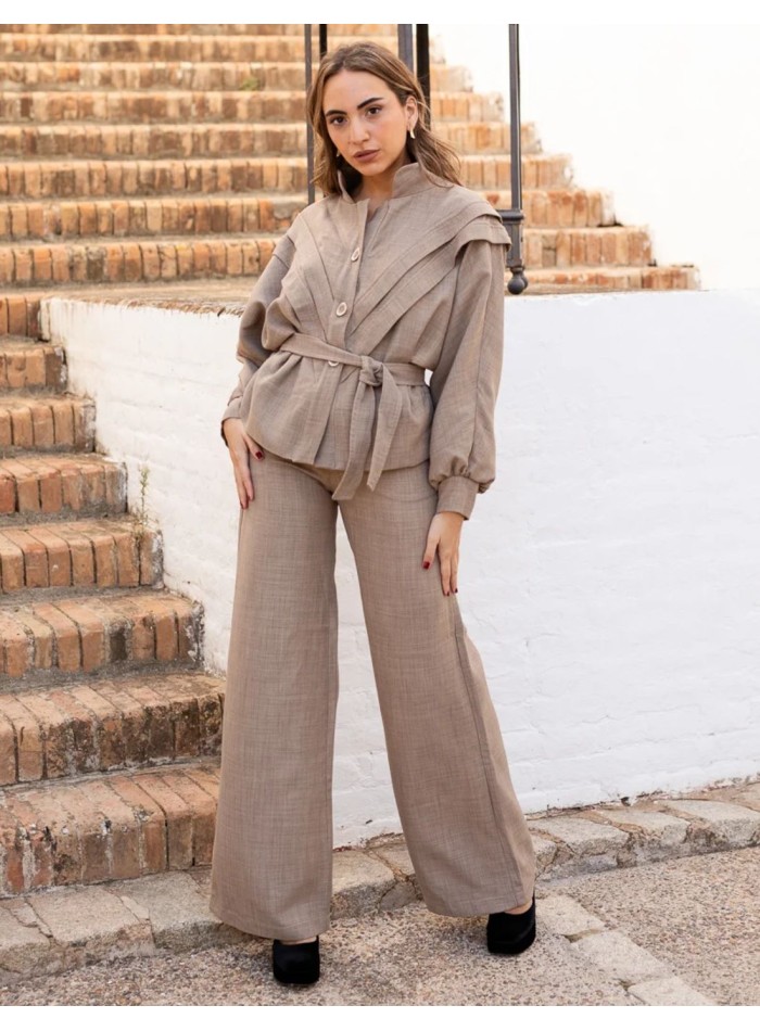 Pantalón con diseño acampanado en beige