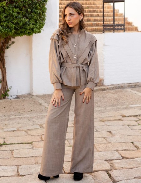 Pantalón con diseño acampanado en beige