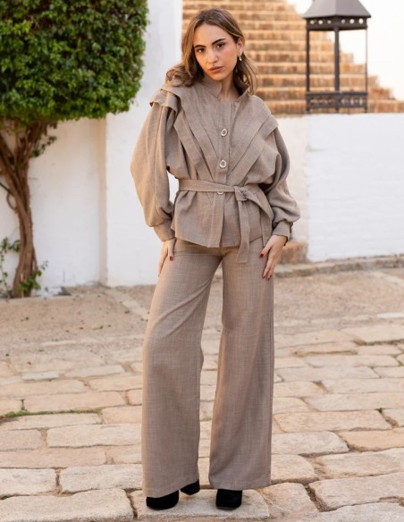 Chaqueta beige con mangas murciélago