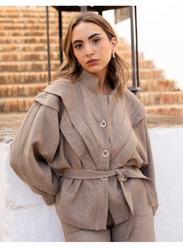 Veste beige à manches chauve-souris