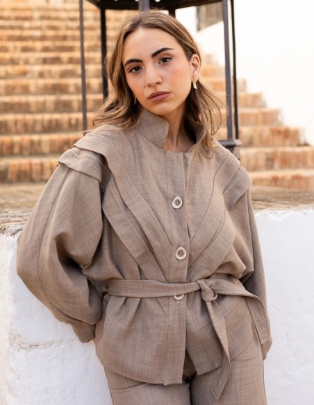 Veste beige à manches chauve-souris