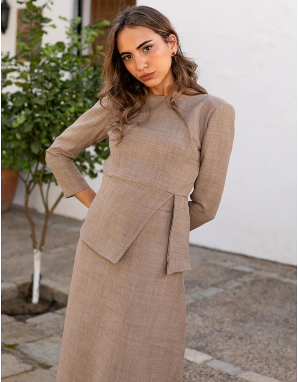 Top beige à manches longues avec ceinture péplum