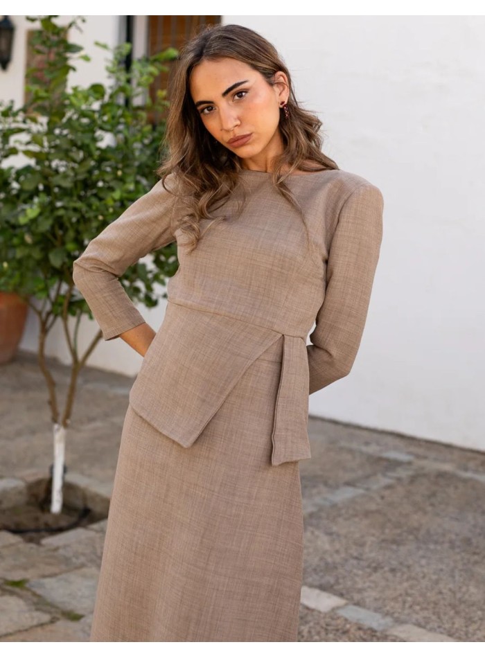 Top de manga larga beige con cintura tipo peplum