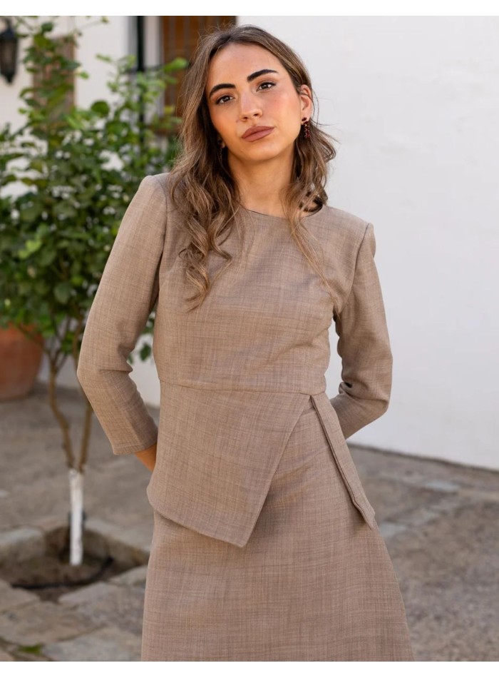 Top de manga larga beige con cintura tipo peplum