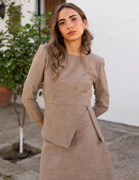 Top beige à manches longues avec ceinture péplum