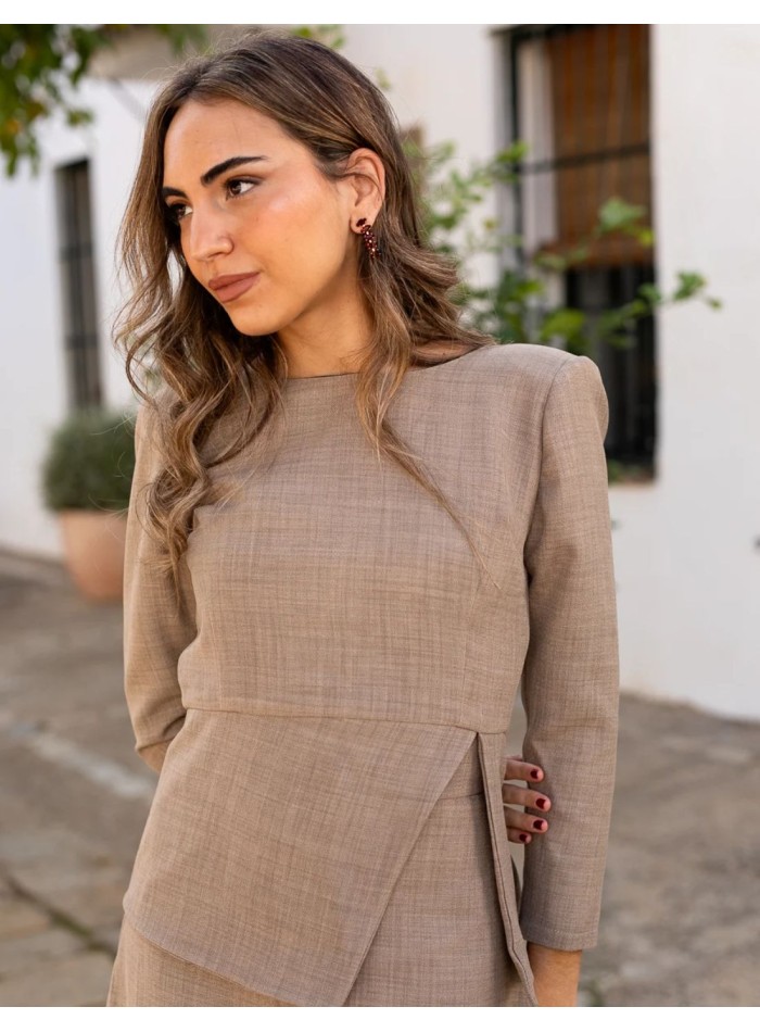 Top de manga larga beige con cintura tipo peplum