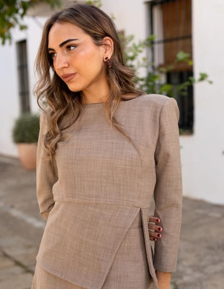 Top de manga larga beige con cintura tipo peplum